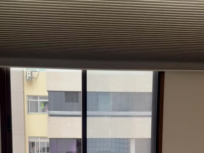 Persiana motorizada em movimento sobre janela
