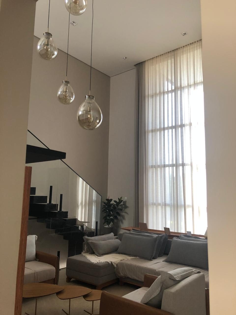 Cortinas em pé-direito duplo