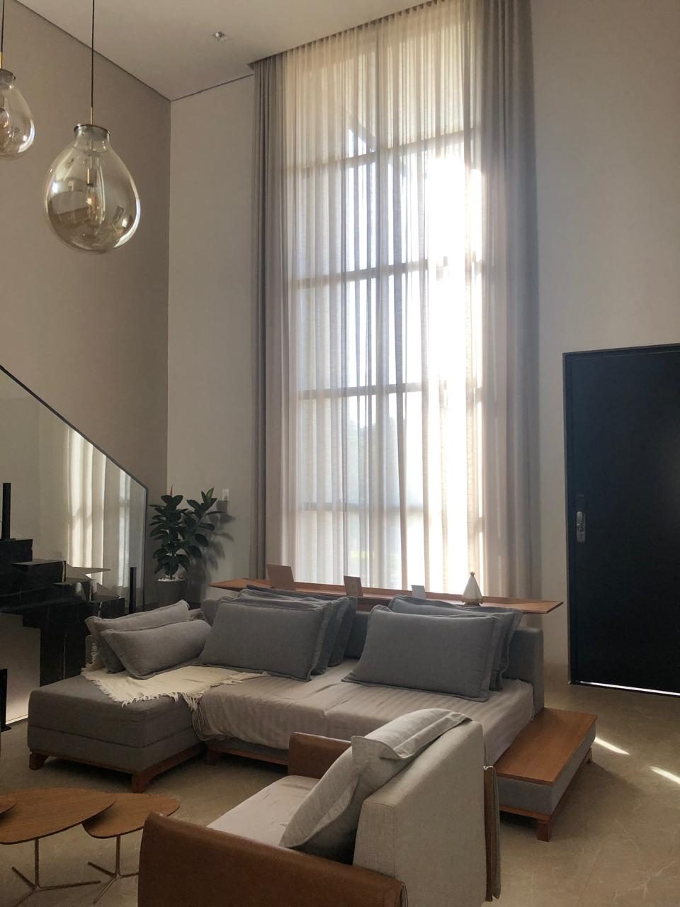 Cortinas em pé-direito duplo