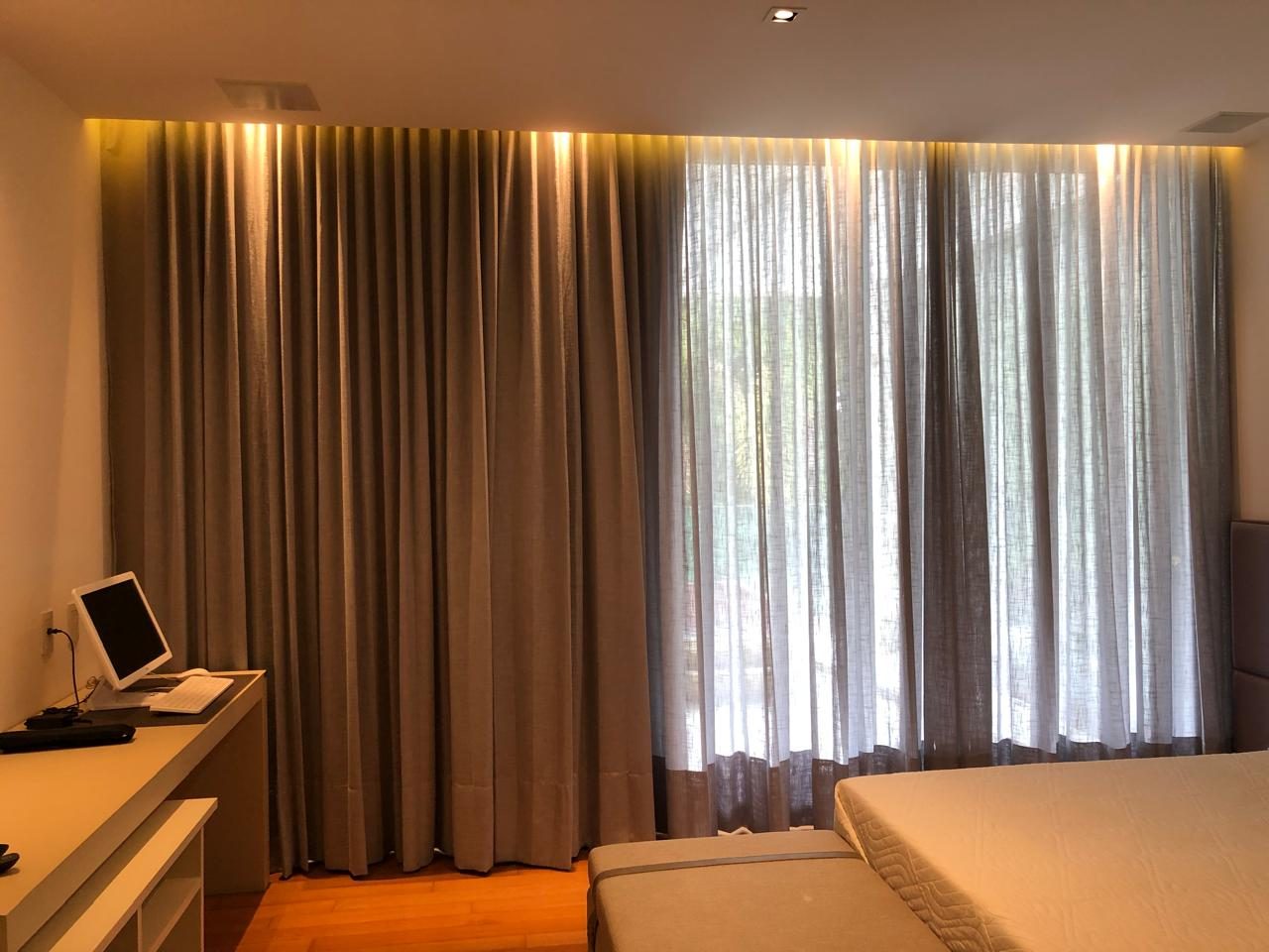 Quarto com blackout e cortina leve