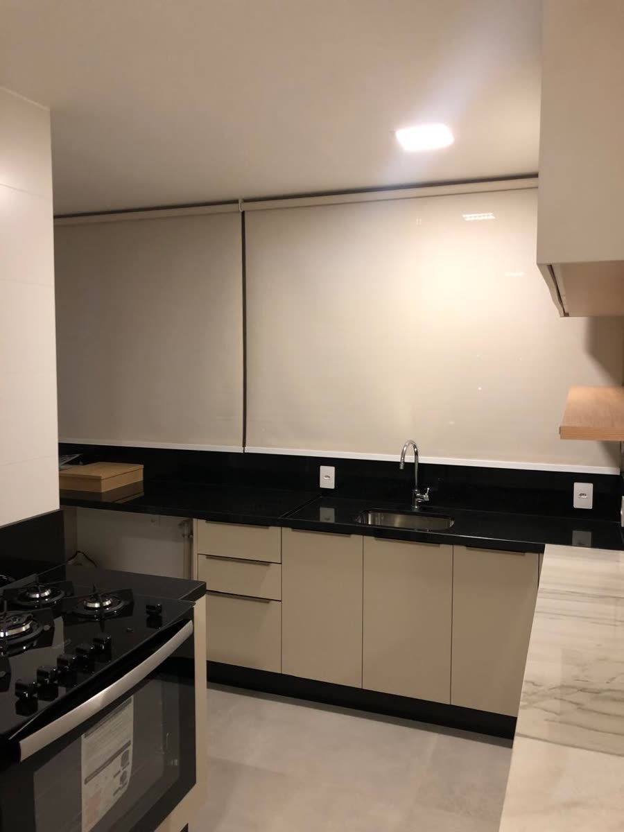 Persiana rolô blackout instalada em cozinha