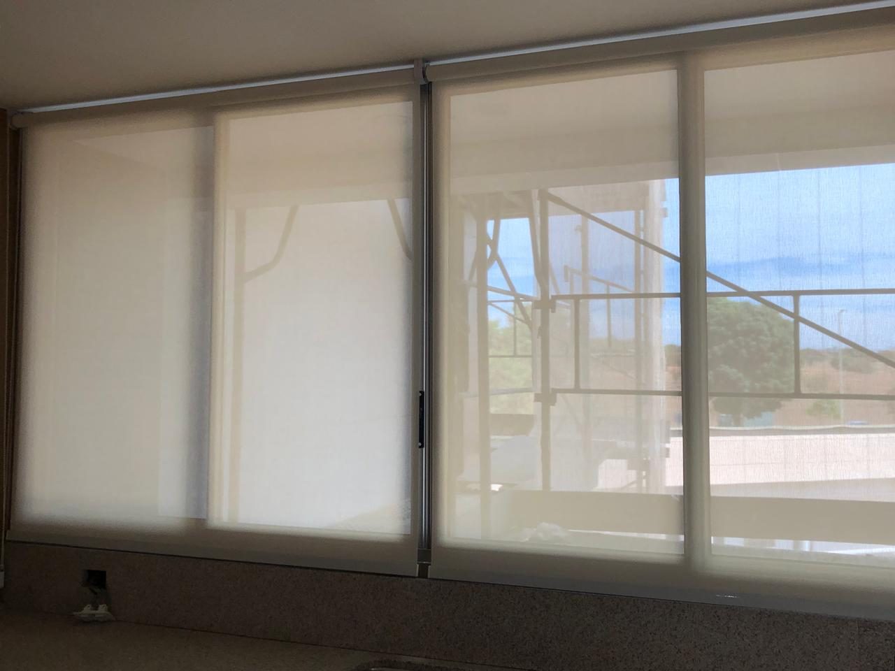 Persianas rolô tela solar em cozinha
