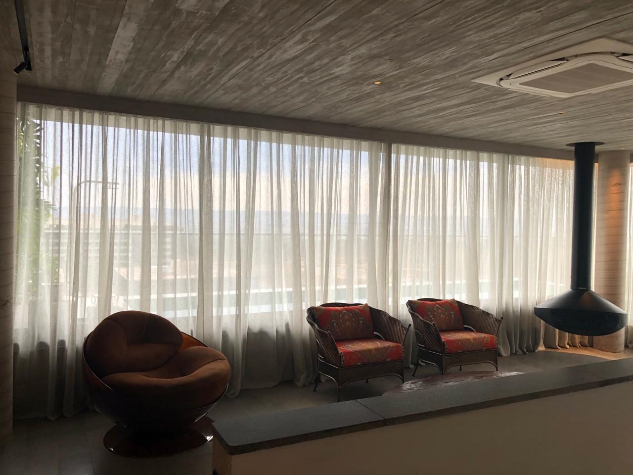 Cortinas leves em sala panorâmica