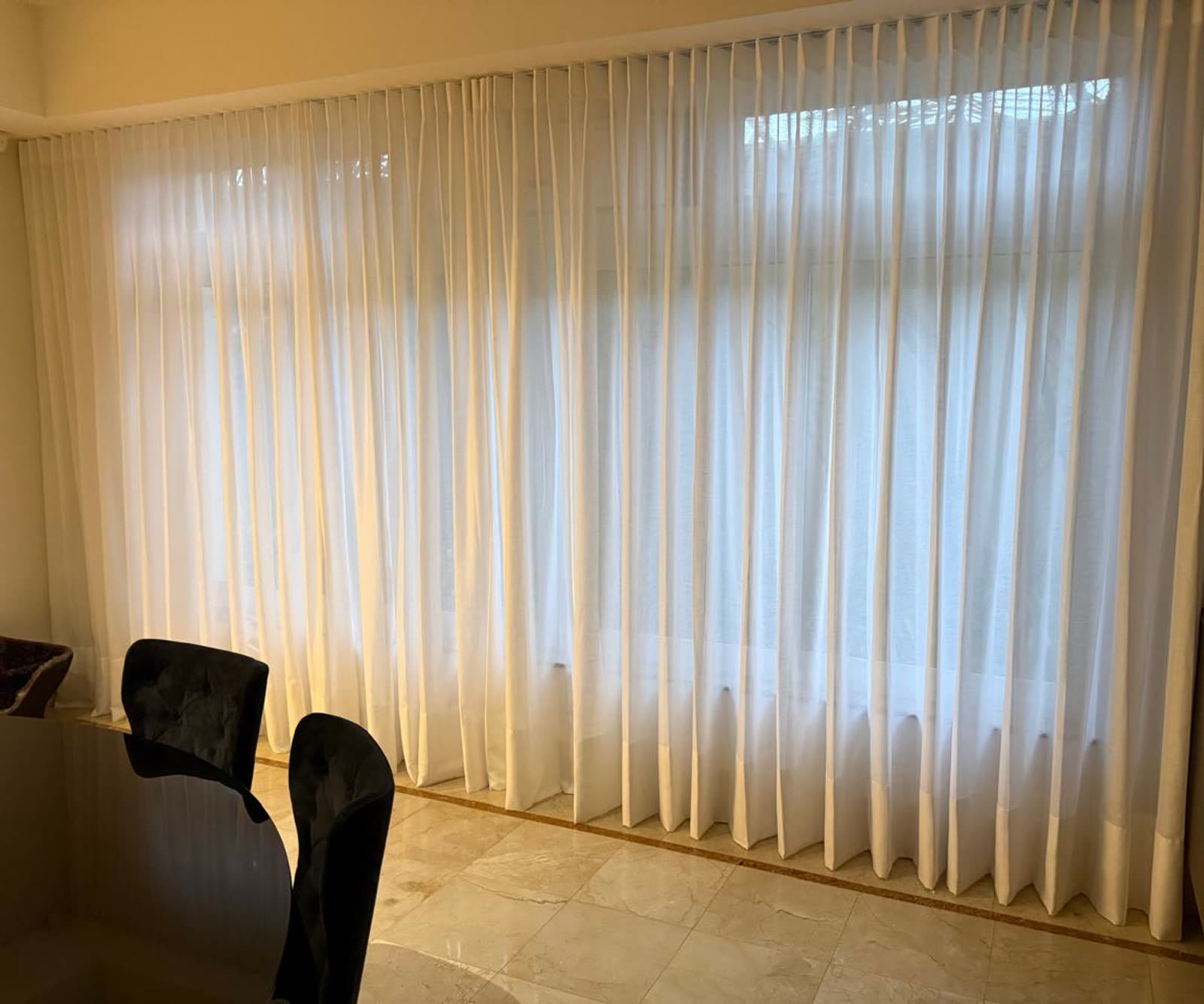 Cortina de voil branco em sala com trilho wave